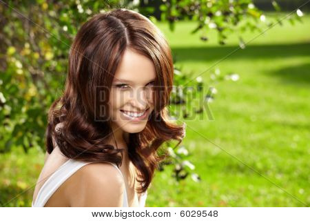Affascinante donna In un giardino