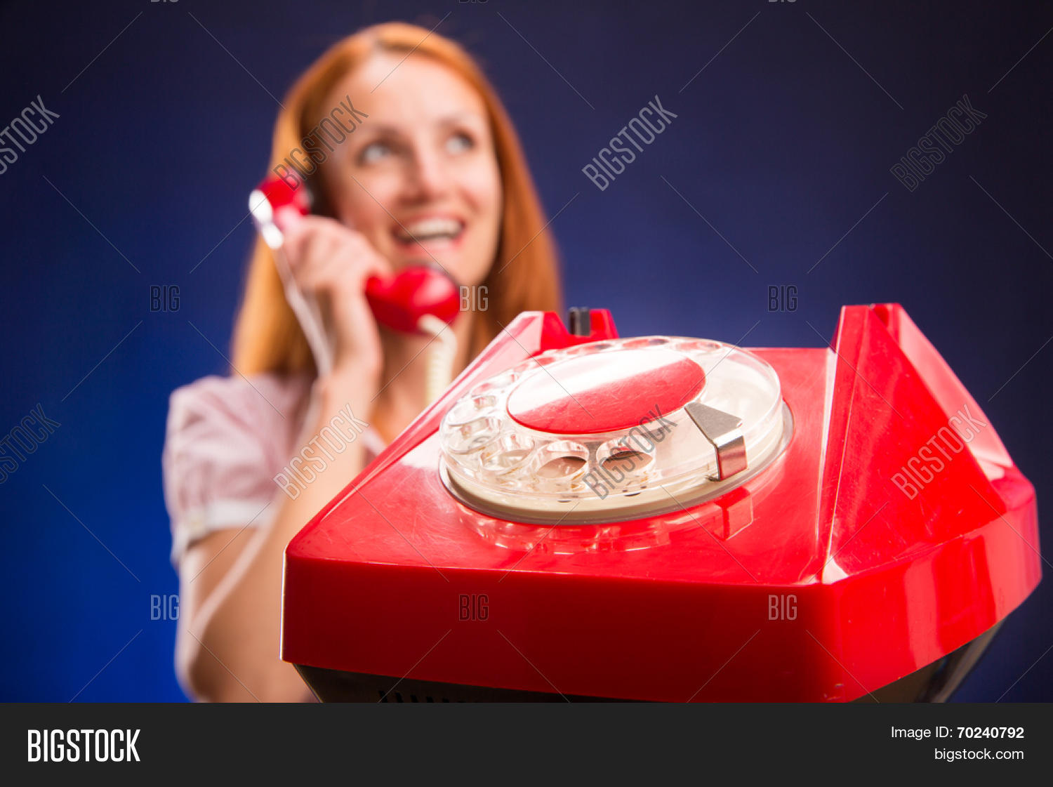 девушка с красным телефоном. красивые девушки на телефон. девушка с красным телефоном. девочки по звонку. девушка с красным телефоном.