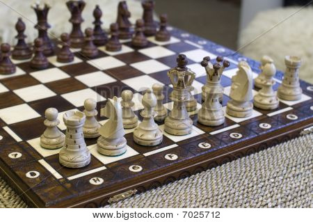 viele Schach Stück Figuren auf Schachbrett