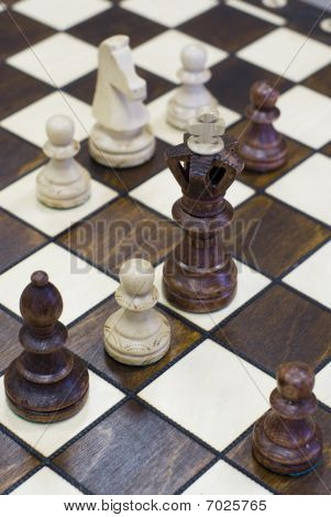 viele Schach Stück Figuren auf Schachbrett