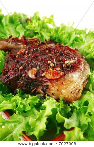 Bistecca servita con insalata cruda