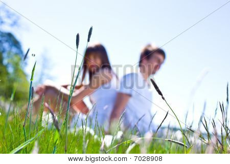 Casal sentado na praia