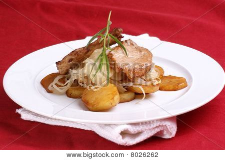Organico braciola di maiale, crauti e patate arrostita