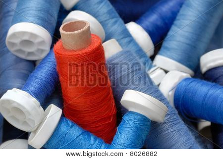Cotone rosso cucito in piedi fuori dalla folla