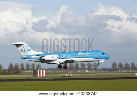 Amsterdam Airport Schiphol - Fokker 70 Of Klm Cityhopper Lands