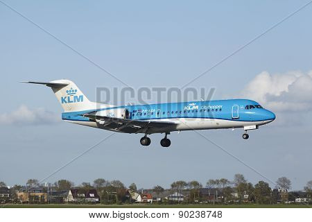 Amsterdam Airport Schiphol - Fokker 70 Of Klm Cityhopper Lands