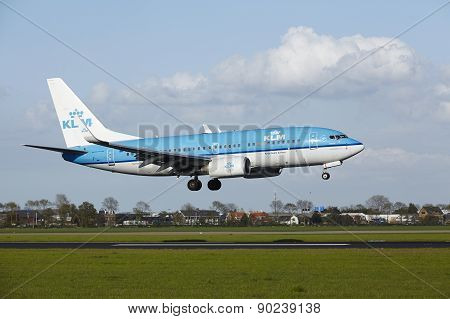 Amsterdam Airport Schiphol - Boeing 737 Of Klm Lands