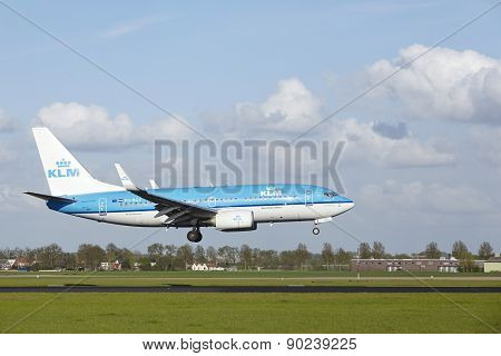Amsterdam Airport Schiphol - Boeing 737 Of Klm Lands