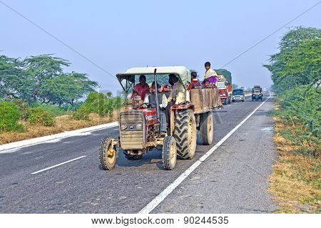 People In Overloaded Cars On The Highway Between Delhi And Agra
