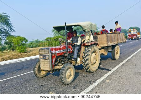 People In Overloaded Cars On The Highway Between Delhi And Agra