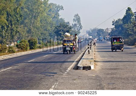 People In Overloaded Cars On The Highway Between Delhi And Agra