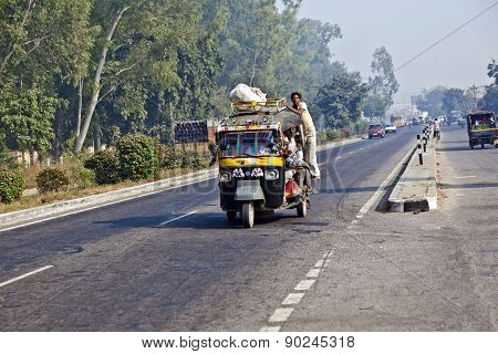 People In Overloaded Cars On The Highway Between Delhi And Agra