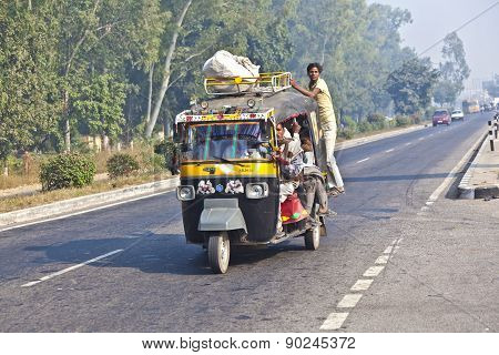 People In Overloaded Cars On The Highway Between Delhi And Agra