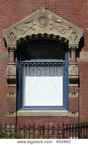 Fenêtre vide sur le bâtiment en briques