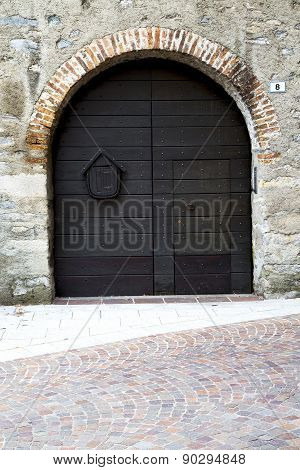 Italy  Lombardy     In  The Milano Old   Church  Door Closed Brick    Eight
