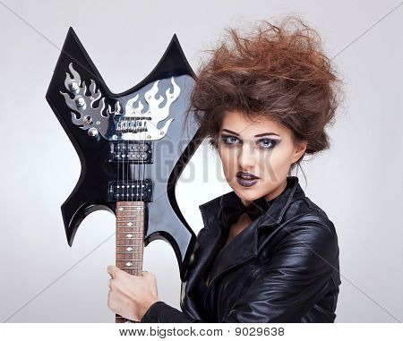 Kvinde i besiddelse af en elektrisk Guitar