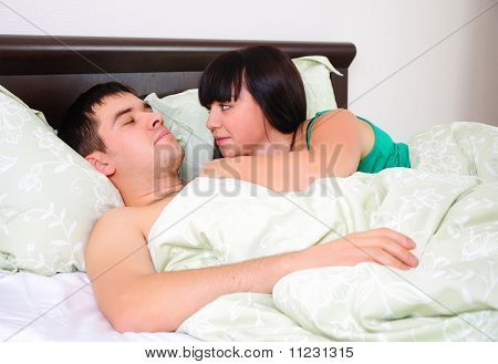 คู่หนุ่มสาวได้เพียงแค่ตื่นขึ้น