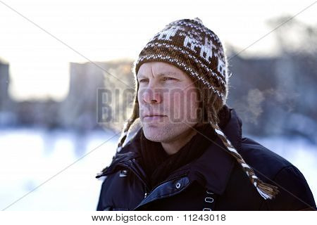 Uomo di respirazione in inverno