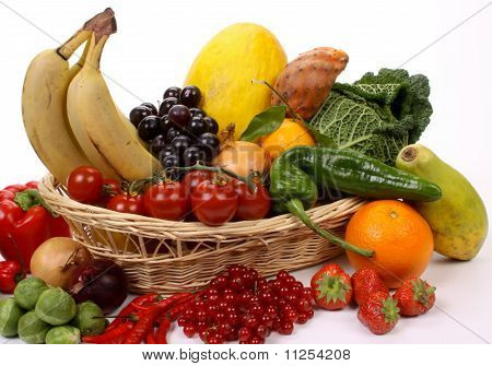 Frutas y verduras en una cesta