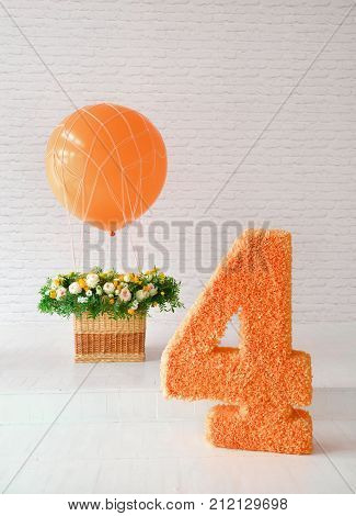 decor for the holiday birthday. 4 years. balloon and a large figure. for smash the cake