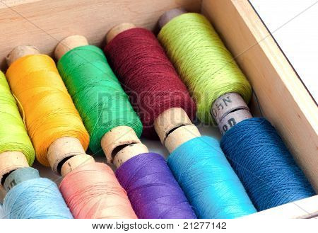 bunte Nähfäden in einer box