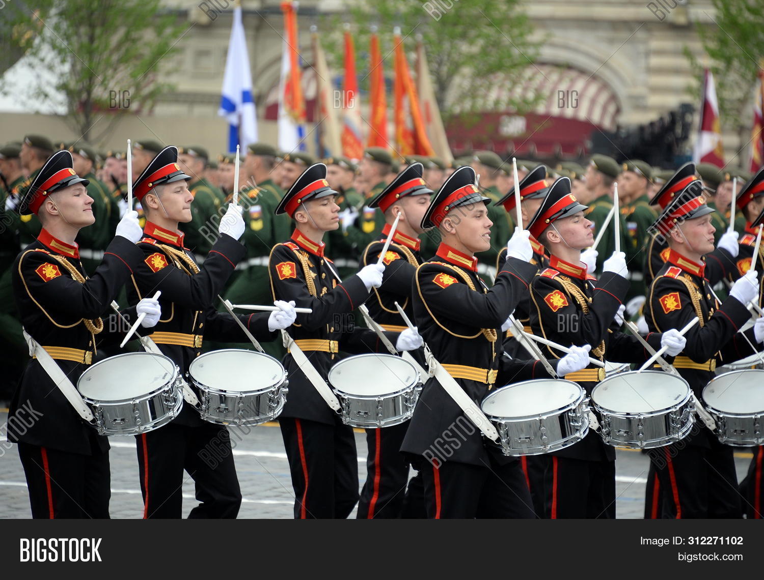 Марширующий оркестр. Музыканты лондона. Парады музыкантов. Парады музыкантов. Марширующий оркестр.