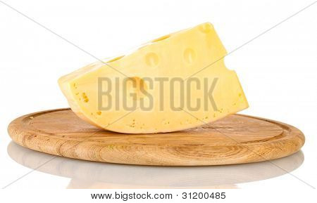 ? heese su tavola di legno isolata on white
