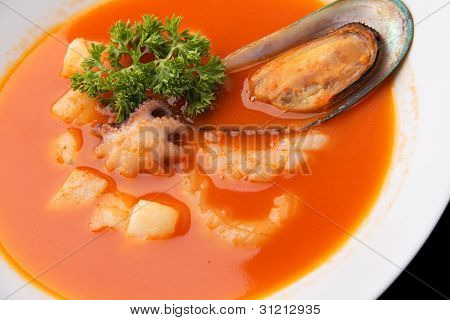 Seafood suppe med tomater Closeup