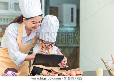 Mother And Child And Computer Use,invented A Food Menu