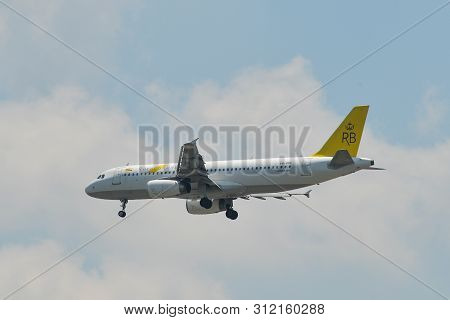 Bangkok, Thailand - Apr 21, 2018.  Royal Brunei Airlines V8-rbs Airbus A320 Landing At Bangkok Suvar