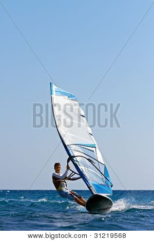 Windsurfista que se acerca rápidamente