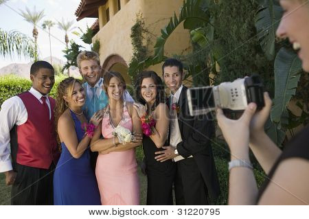 Gruppo di amici essere videoregistrati a Prom