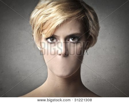 Bella donna con nessuna bocca