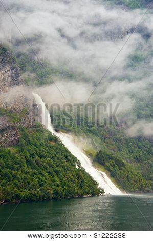 Vand og bjergene. Norge. Geiranger.