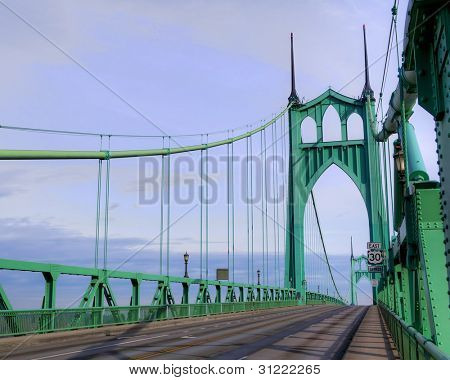 Torres de St. Johns en acero puente colgante en Portland, OR
