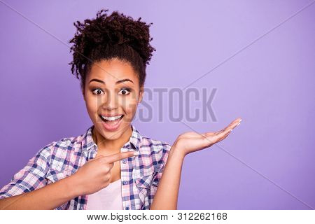 Portrait Beautiful Stylish Hipster Impressed Shocked Astonished Sales Discount Recommend Advise Choo