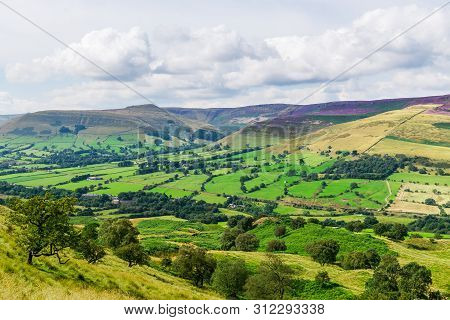 Mam Tor Hill Near Castleton And Edale In The Peak District Park