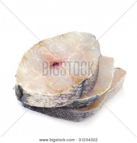 บางชิ้นของ hake ดิบบนพื้นหลังสีขาว