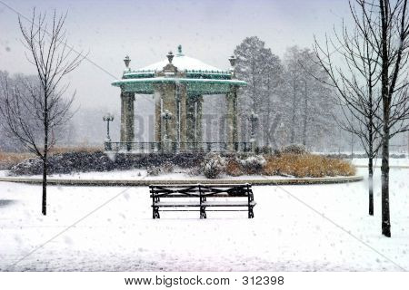 Winterschnee auf Parkbank