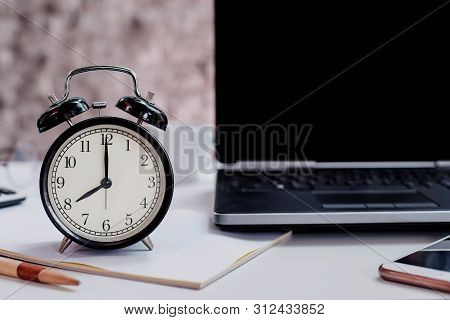 8 O'clock. Time To Work And Business Concet. Black Background And Copy Space On Laptop.