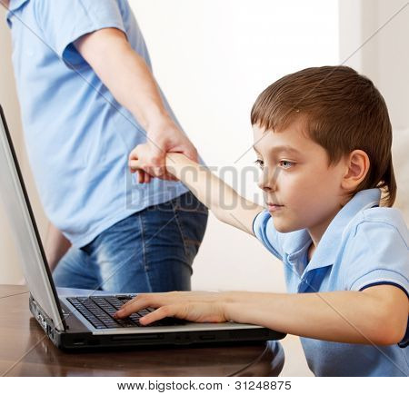 Vater Sohn aus dem Computer ziehen. Ziehende und untergeordneten von Laptop. Computer-sucht