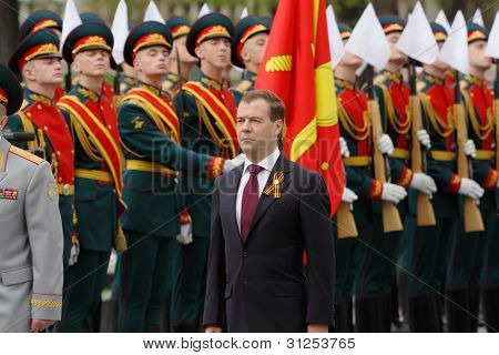 มอสโก - 8 พฤษภาคม: ประธานาธิบดี Dmitry Medvedev ที่พิธีของพวงหรีดที่วางที่หลุมฝังศพของทหารไม่ทราบที่