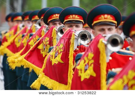 Moskva - 8 maj: Soldater blåste trumpeter vid ceremonin av krans om vid graven av okänd soldat på Vi