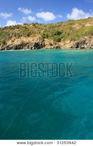 Eau et tropical île des Caraïbes