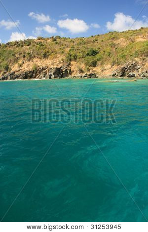 Eau et tropical île des Caraïbes