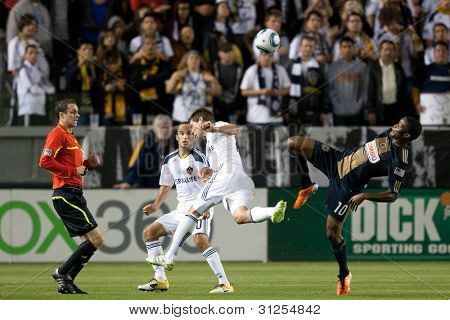 CARSON, CA. - 2 de abril: Philadelphia Union F Danny Mwanga #10 (R) Los Angeles Galaxy D Todd Dunivant 