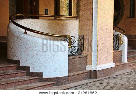 Wejście do budynku monumentalne