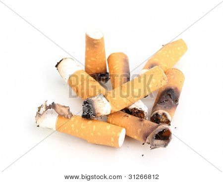 Isolateed de bitucas de cigarro no branco