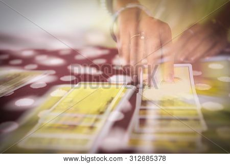 Tarot Cards Reading Divination / Psychic Readings And Clairvoyance Fortune Teller Hands Concept , Wi