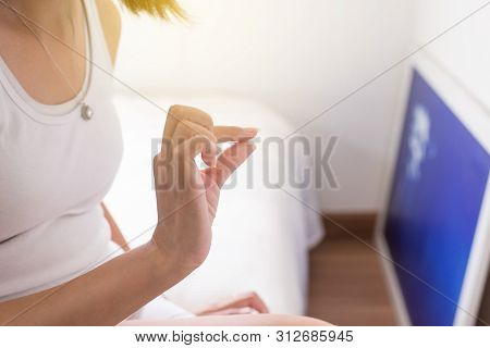 Woman Hands Holding With Leucorrhoea And Pain In Abdomen Or Discharge With Foul Smell,home Remedies 